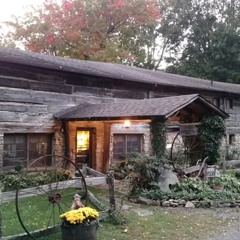 Smokey Shadows Lodge Exterior